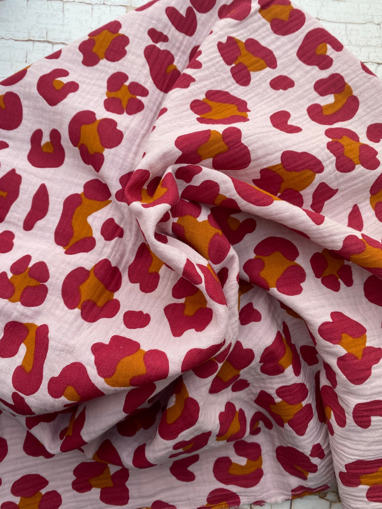 Musselintuch mit Leoprint Altrosa