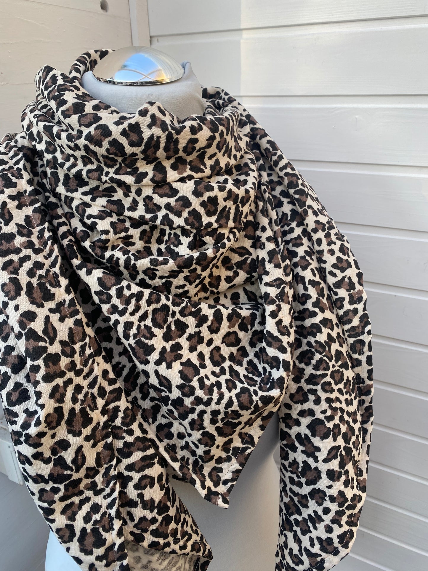 Musselintuch mit Leoprint Creme