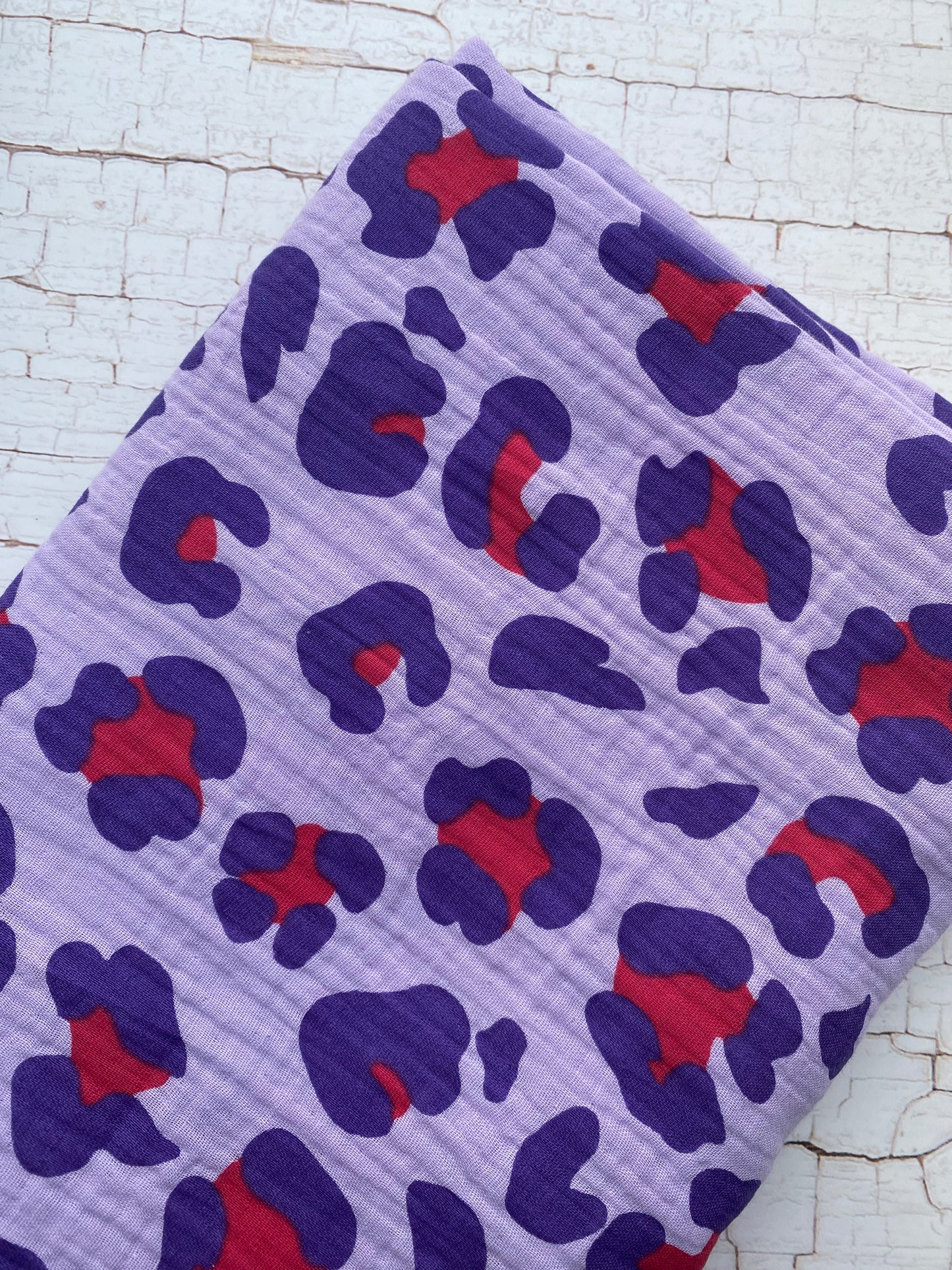 Musselintuch mit Leoprint Lavendel