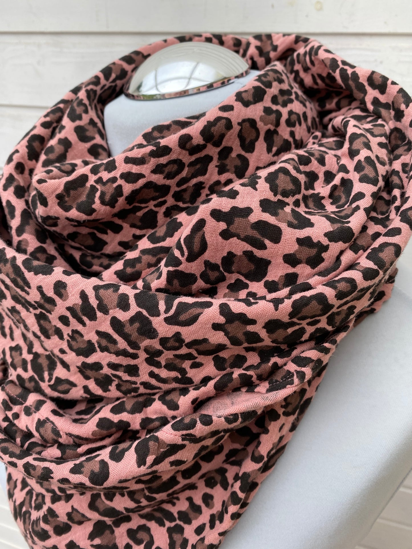 Musselintuch mit Leoprint in altrosa