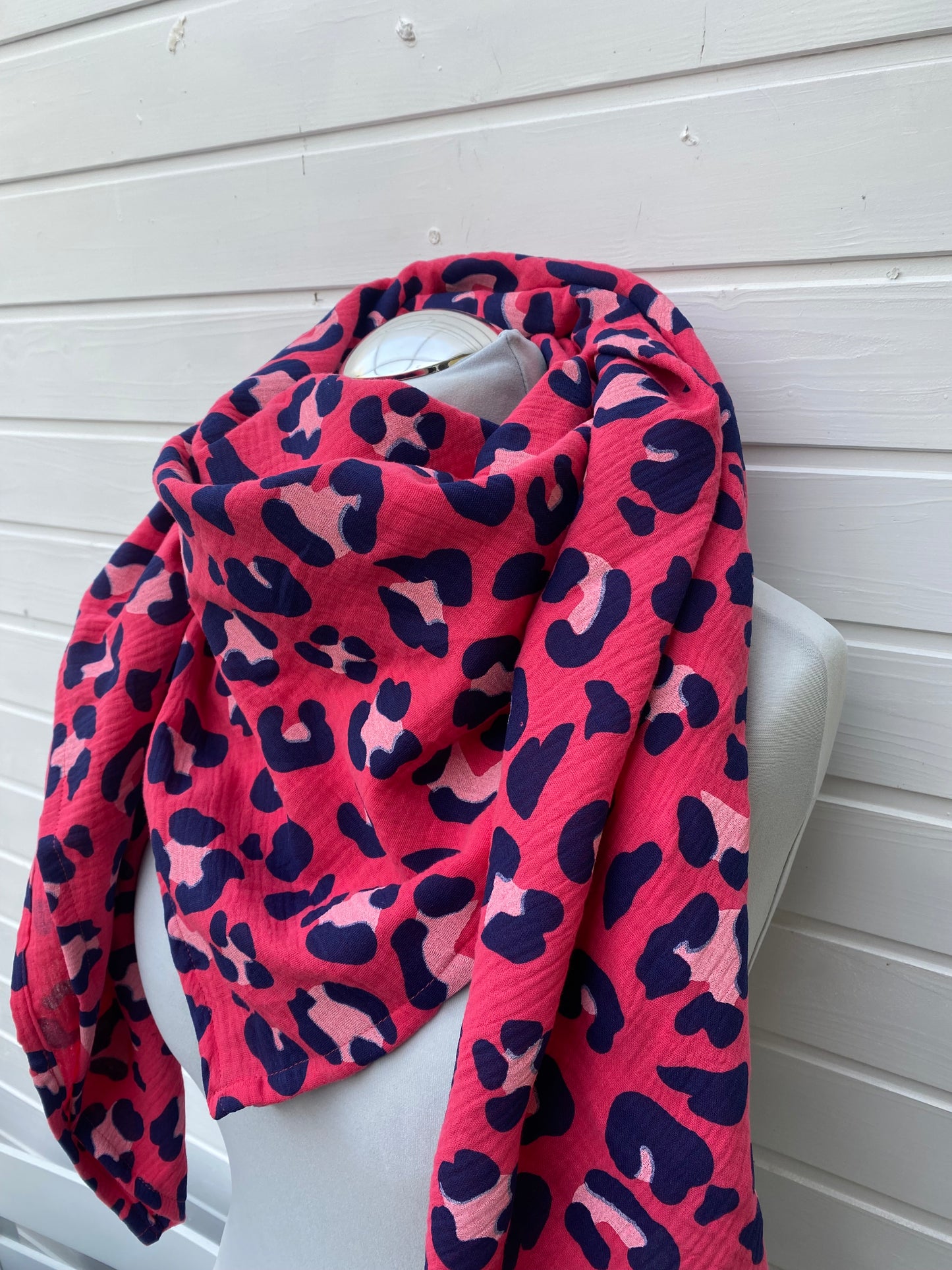 Musselintuch mit Leoprint Fuchsia