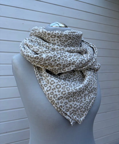 Musselintuch mit Leoprint weiß/beige