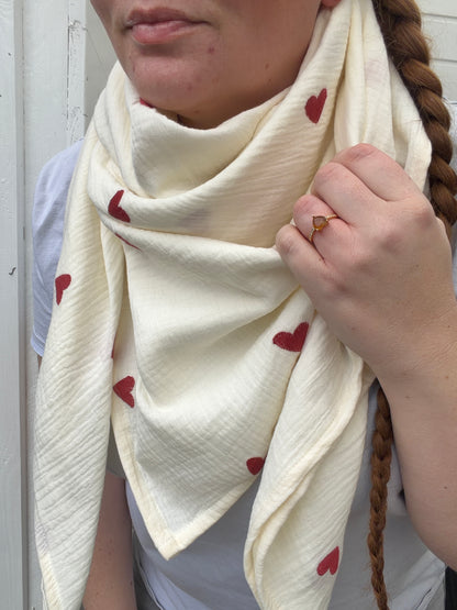 Musselintuch beige mit Herzen