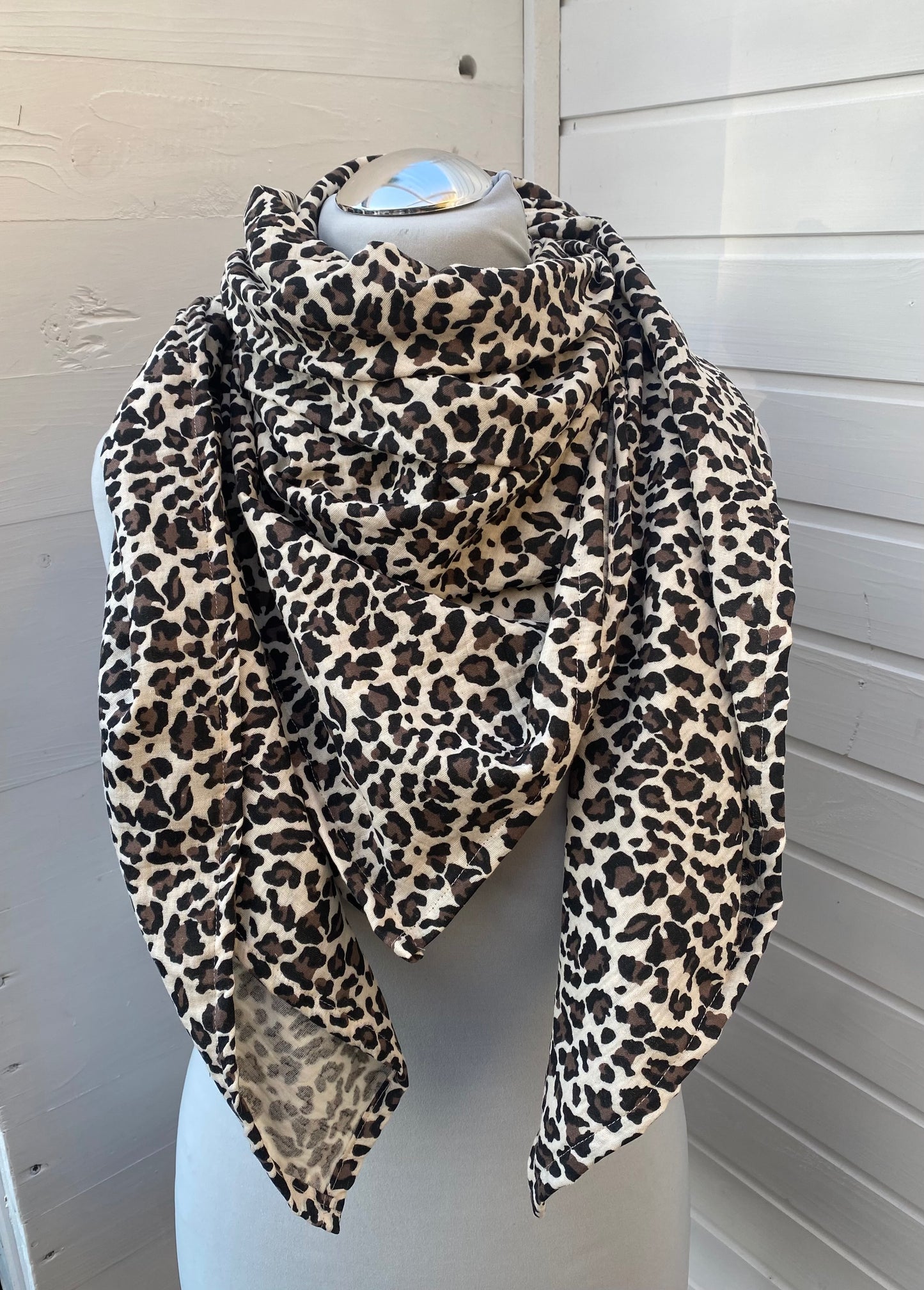 Musselintuch mit Leoprint Creme