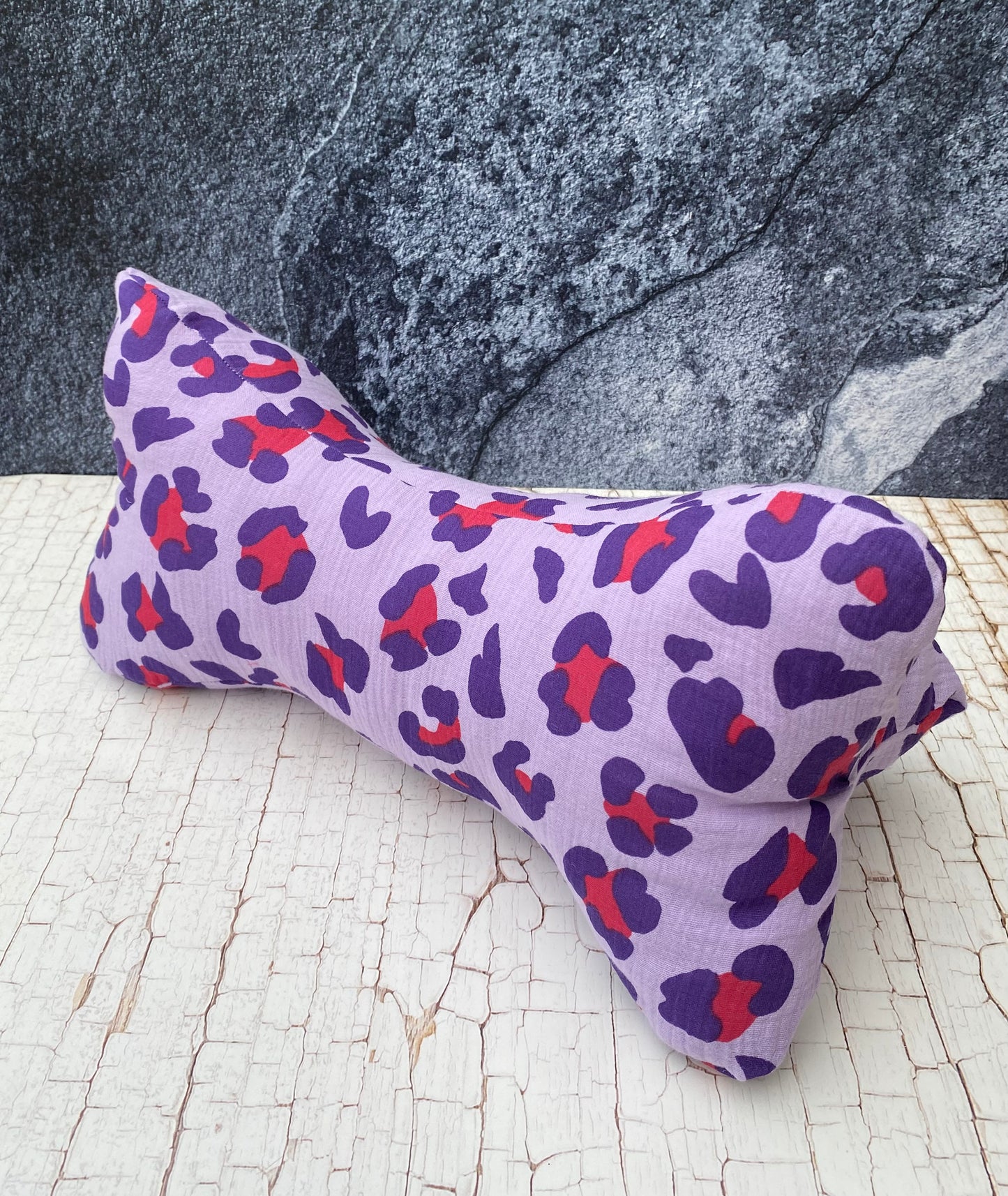 Leseknochen Leoprint Lavendel