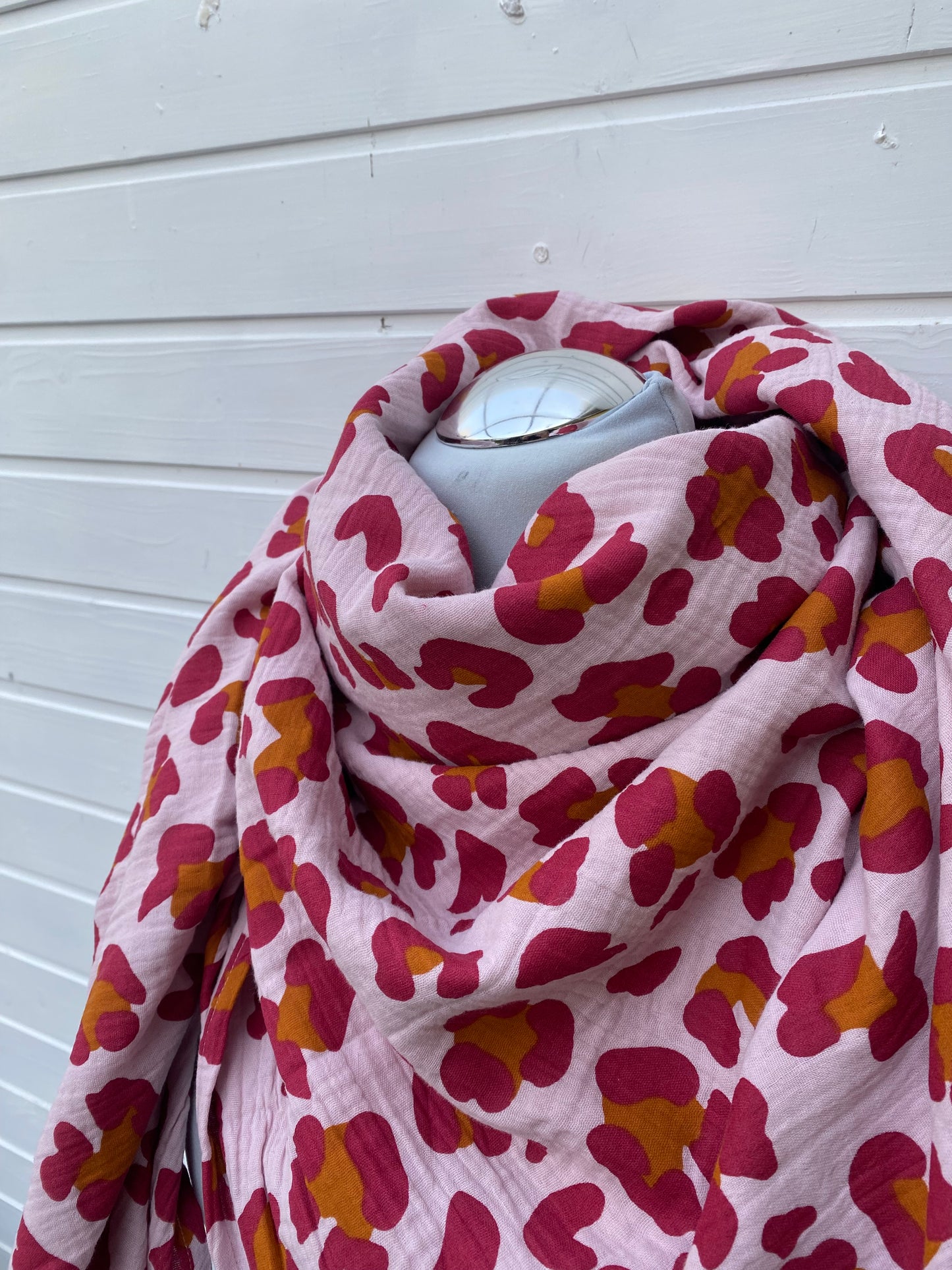 Musselintuch mit Leoprint Altrosa