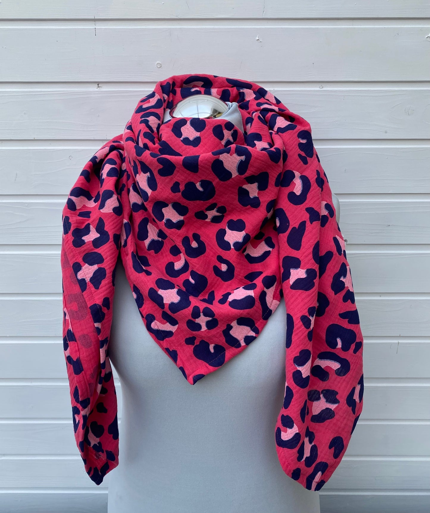 Musselintuch mit Leoprint Fuchsia