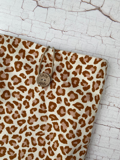 Bücherhülle aus Stoff Leoprint