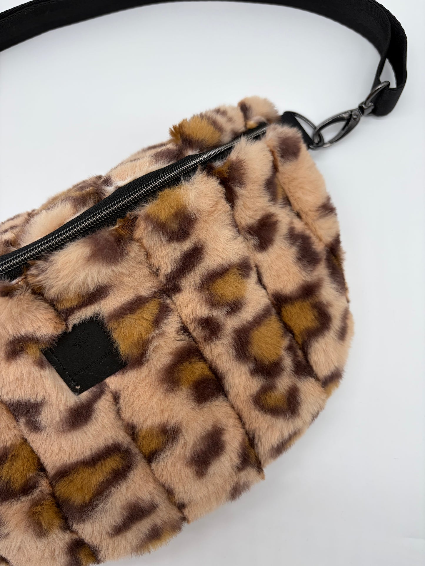 Bauchtasche aus Kunstlfell mit Leoprint
