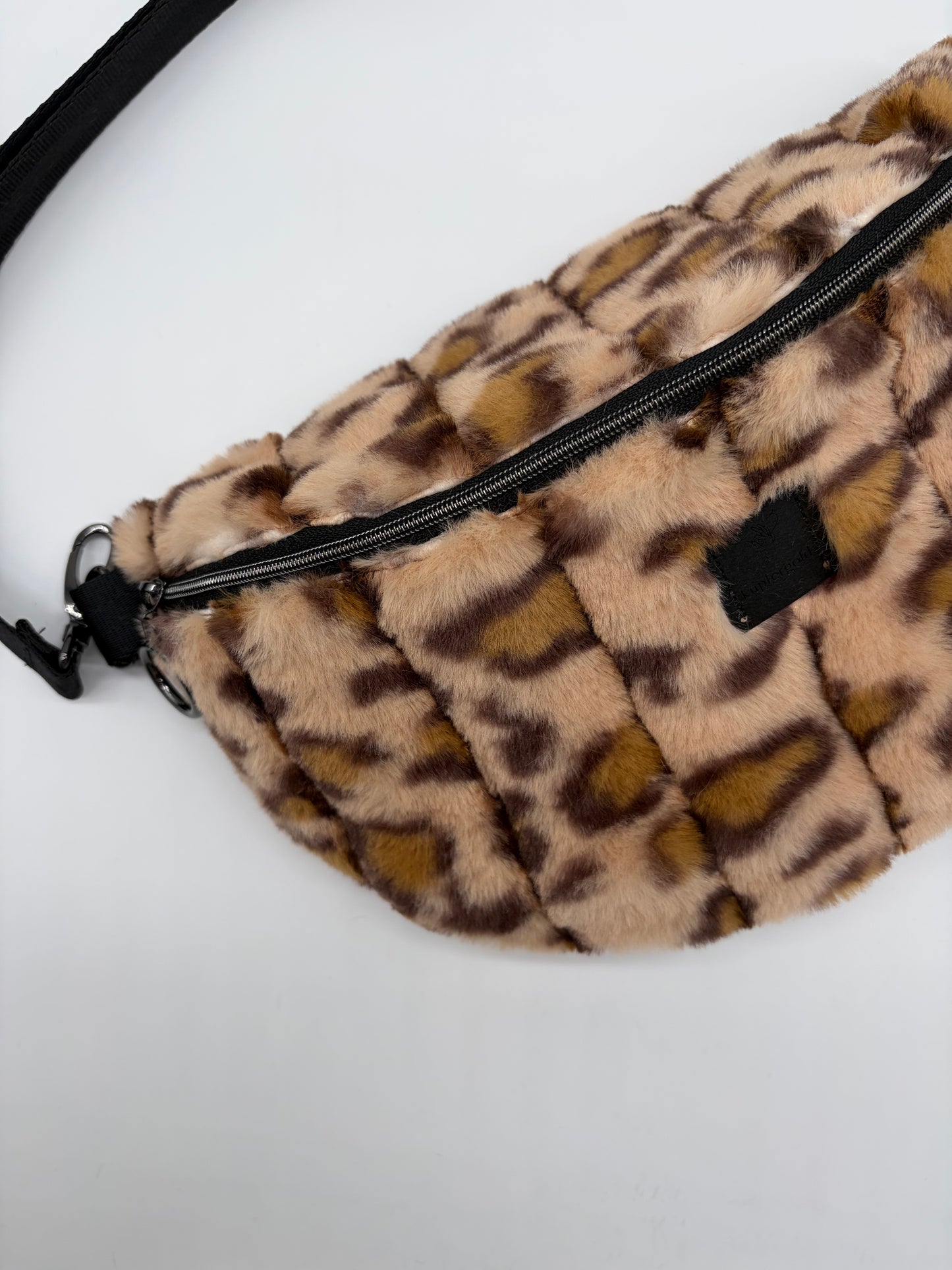 Bauchtasche aus Kunstlfell mit Leoprint