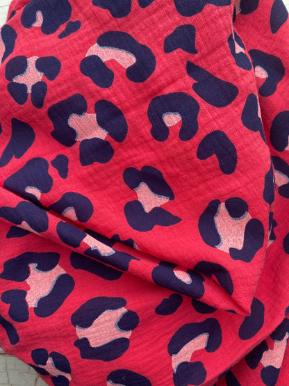 Musselintuch mit Leoprint Fuchsia