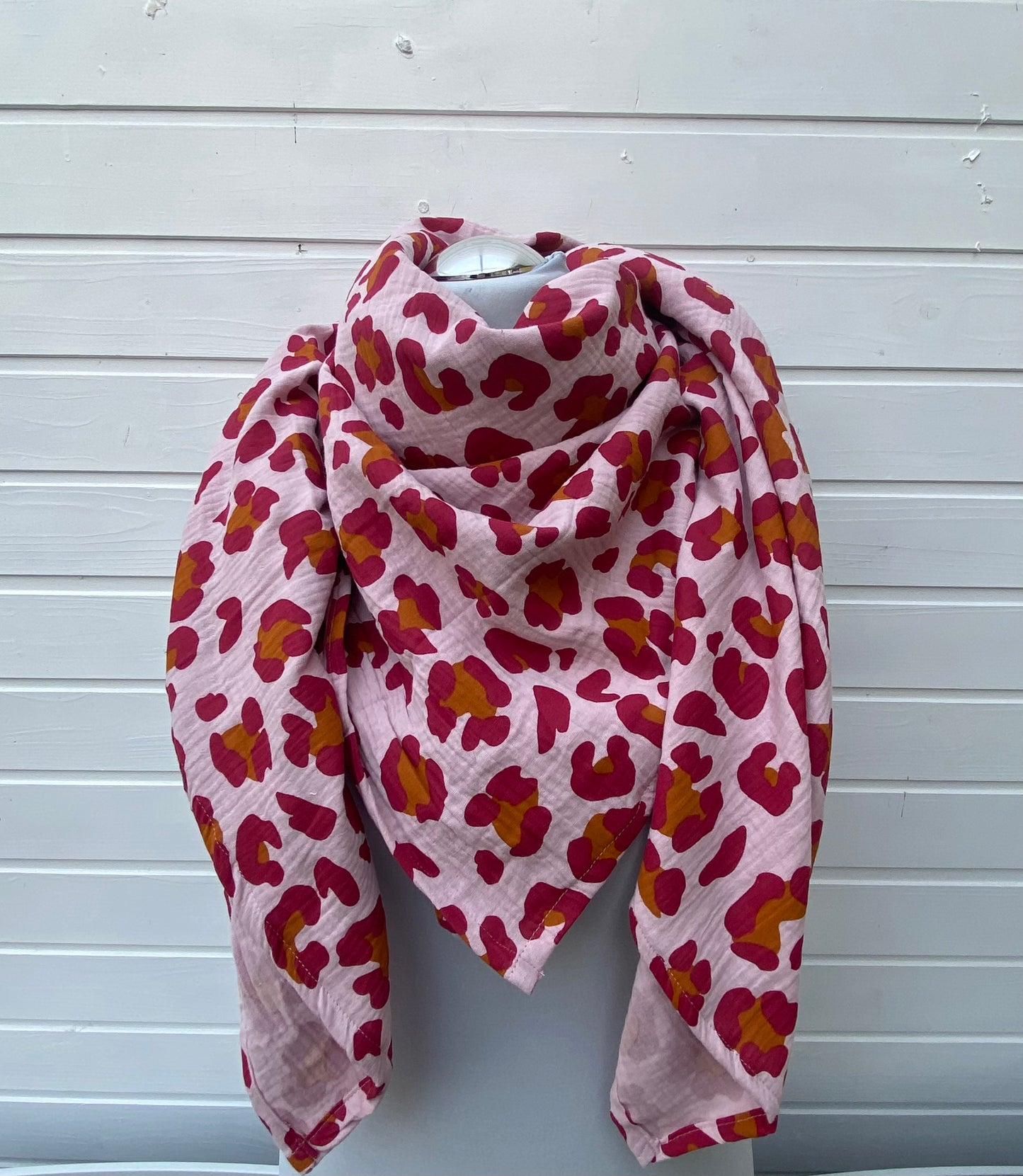 Musselintuch mit Leoprint Altrosa