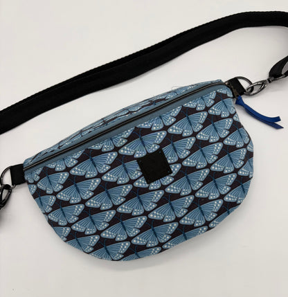 Bauchtasche mit Schmetterlingen blau