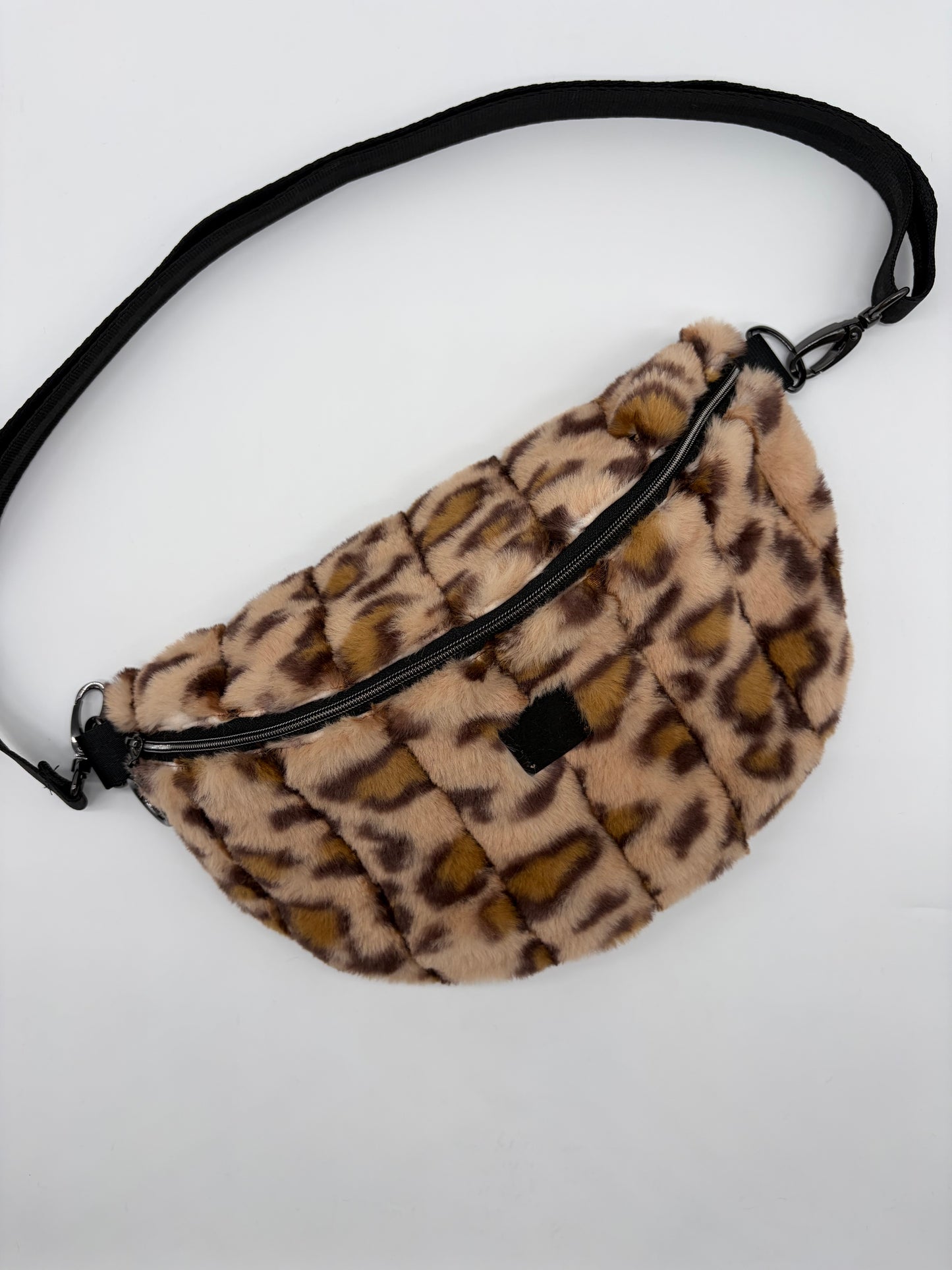 Bauchtasche aus Kunstlfell mit Leoprint