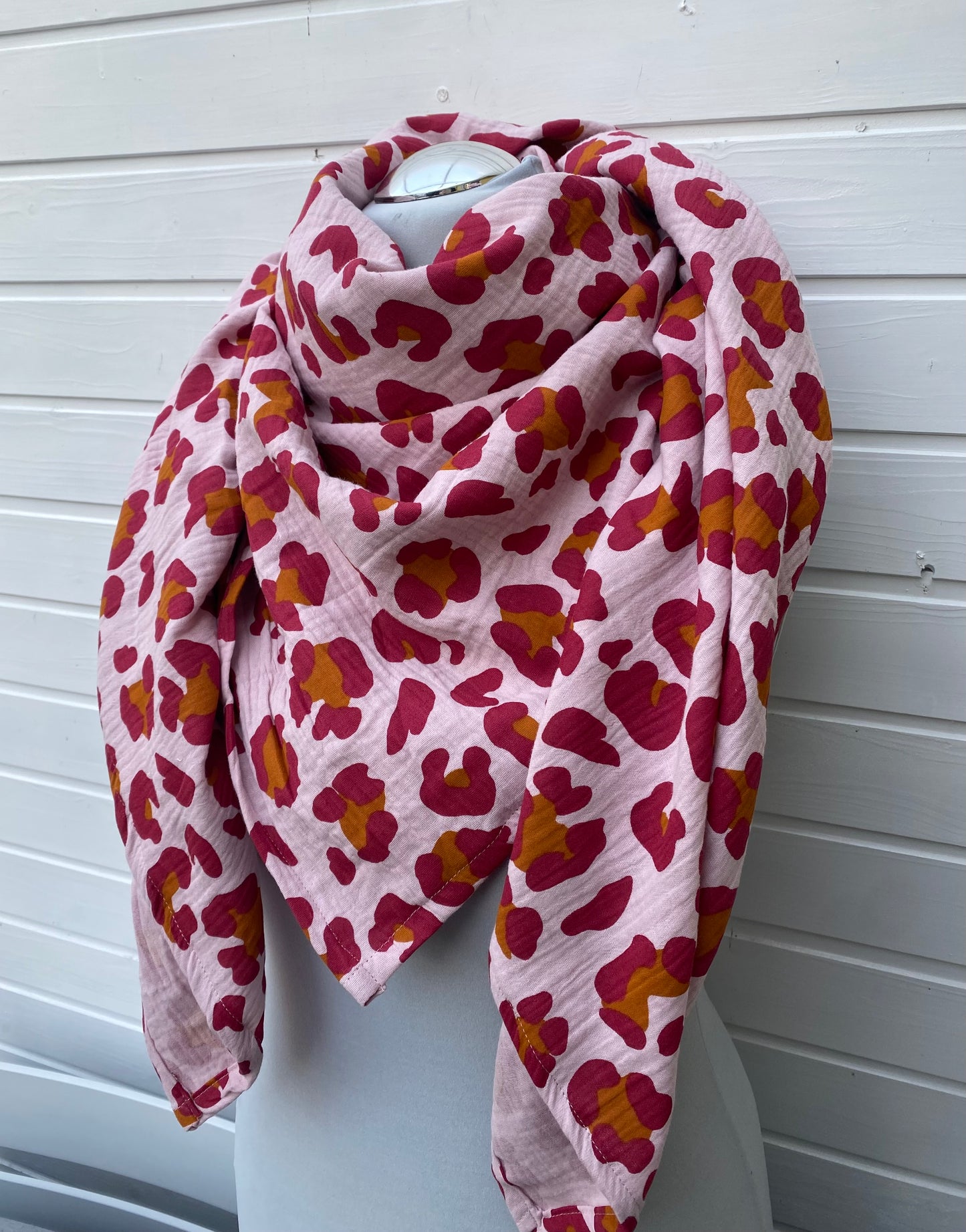 Musselintuch mit Leoprint Altrosa