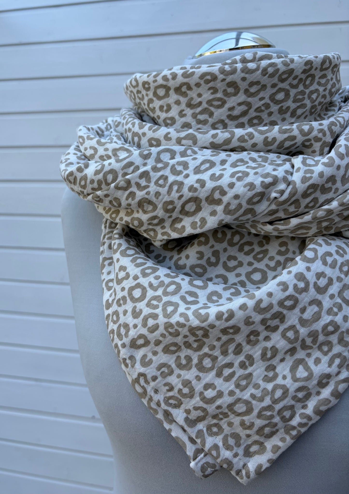 Musselintuch mit Leoprint weiß/beige