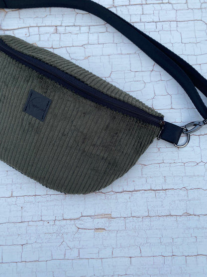 Bauchtasche aus Breitcord in olive