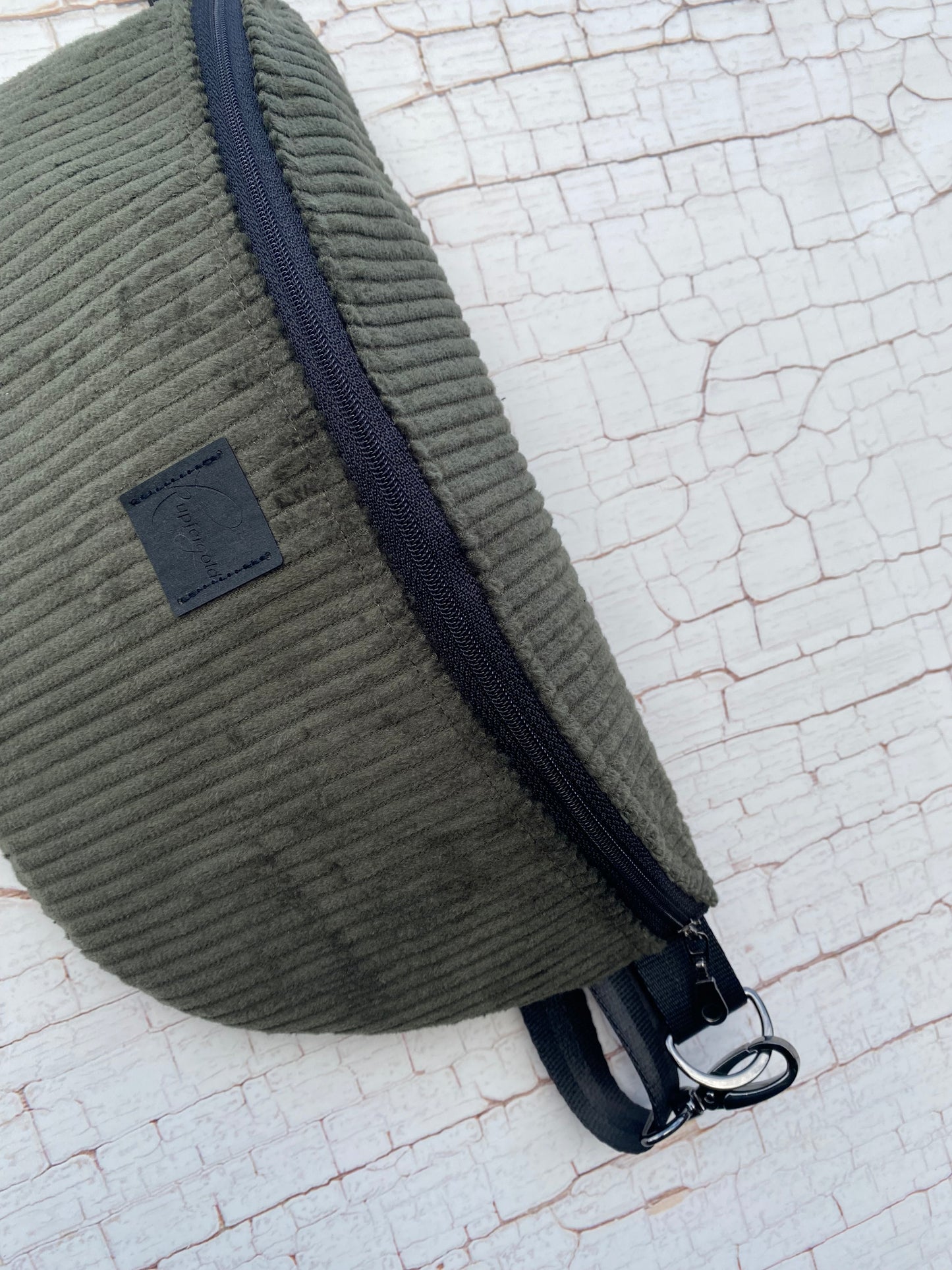 Bauchtasche aus Breitcord in olive