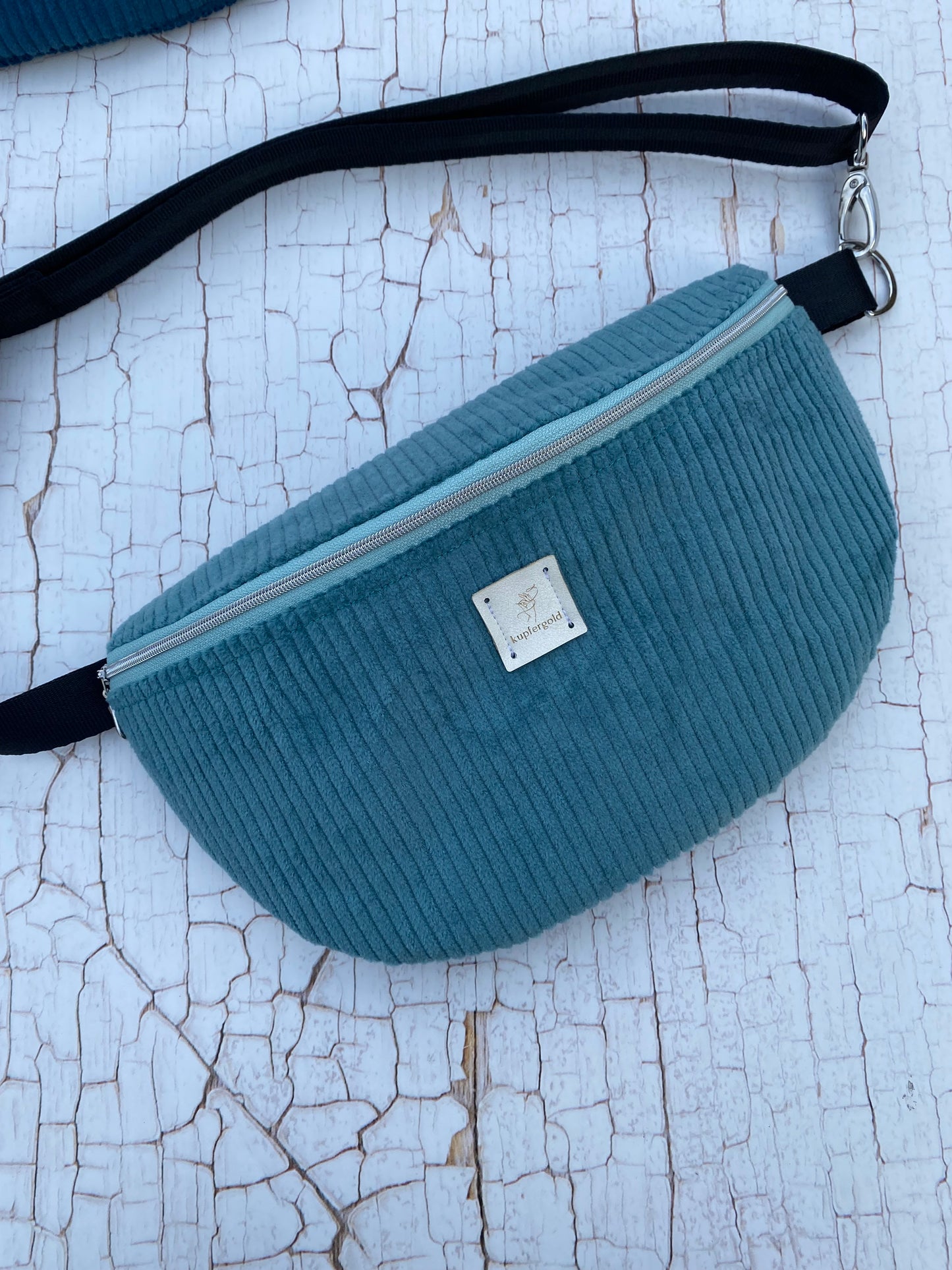 Bauchtasche aus Breitcord in mint