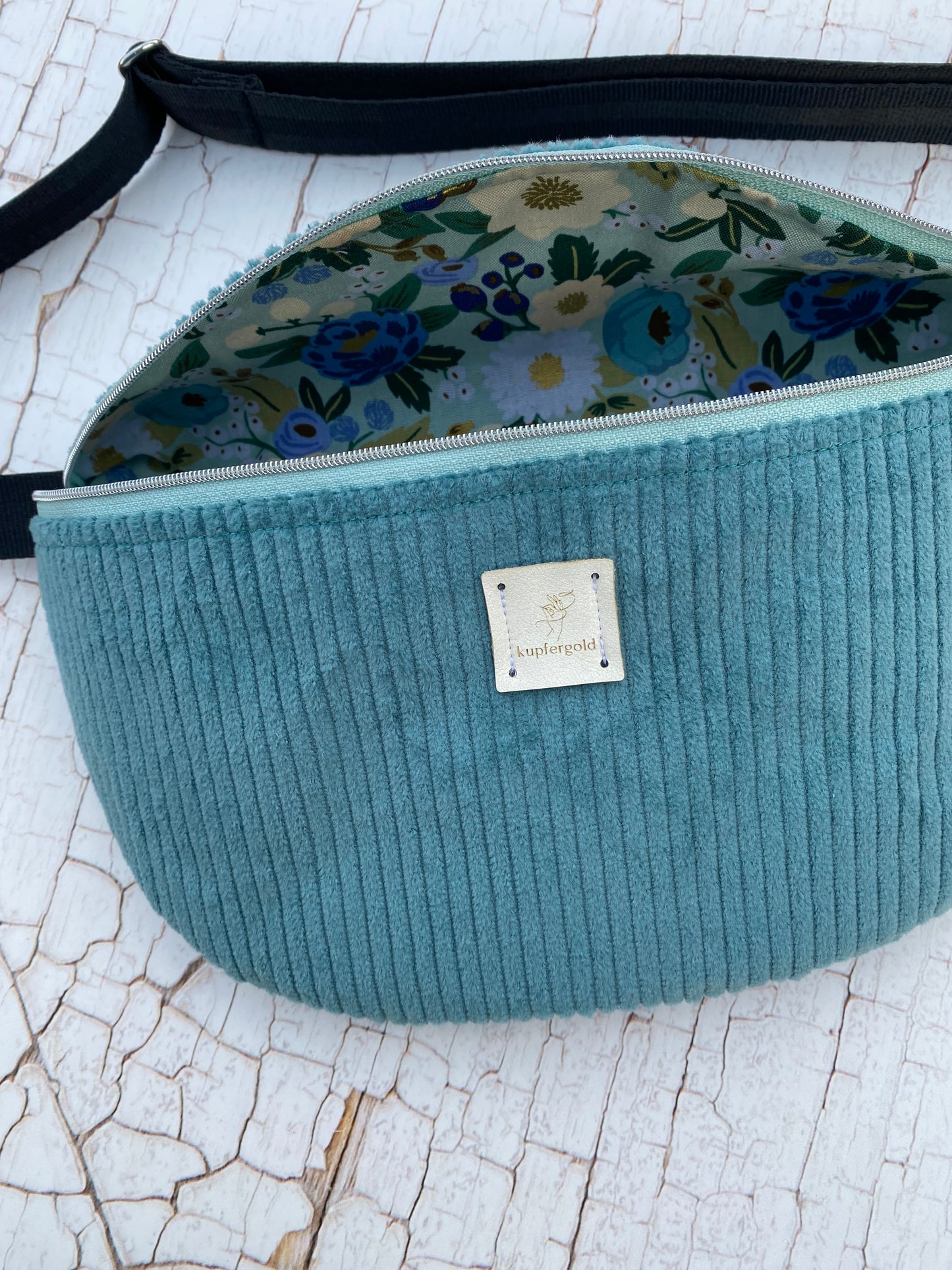 Bauchtasche aus Breitcord in mint