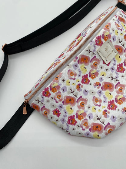 Bauchtasche aus Kunstleder mit Blumen