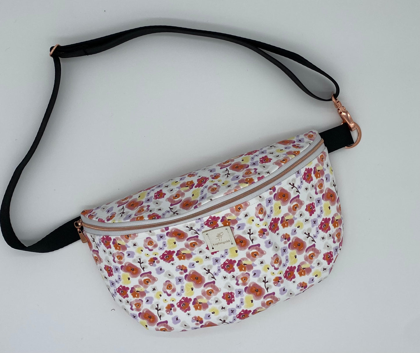 Bauchtasche aus Kunstleder mit Blumen