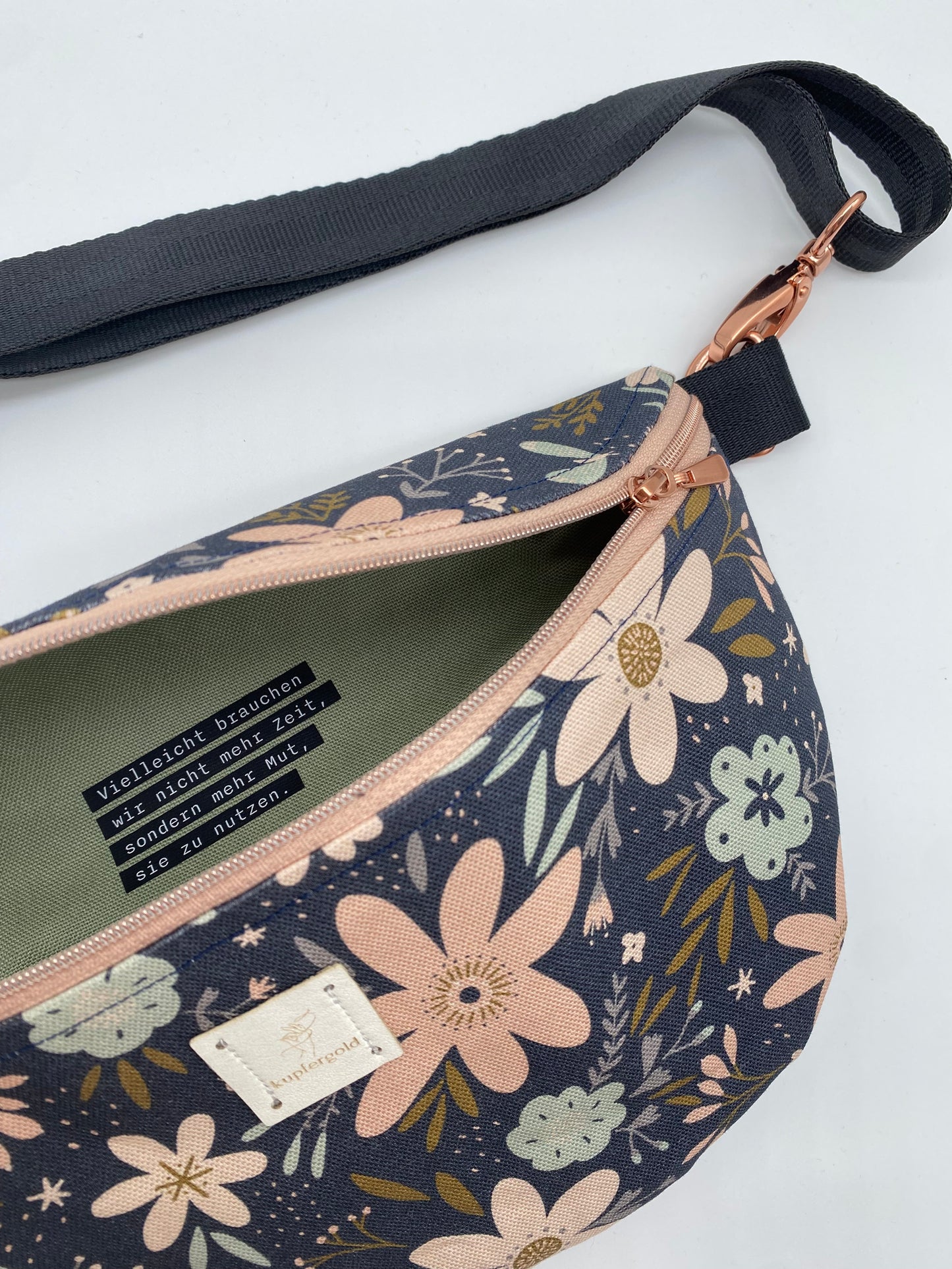 Bauchtasche mit Blumenprint und Spruch