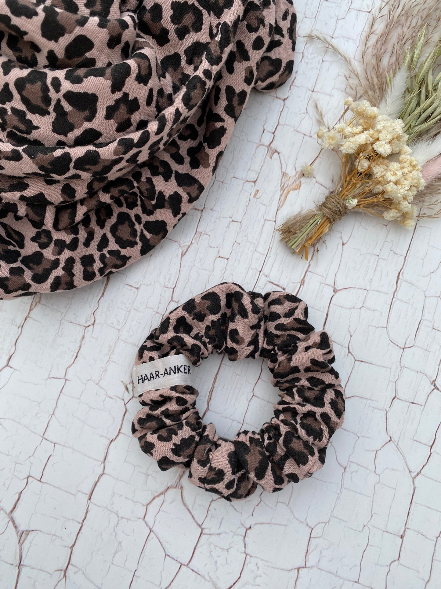 Scrunchie Musselin mit Leoprint taube